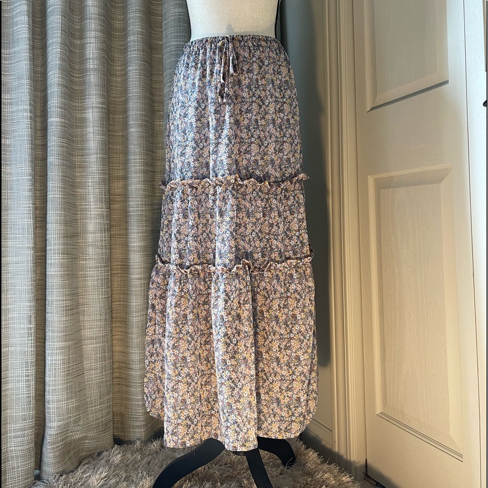 New with tag long thin skirt with lining inside